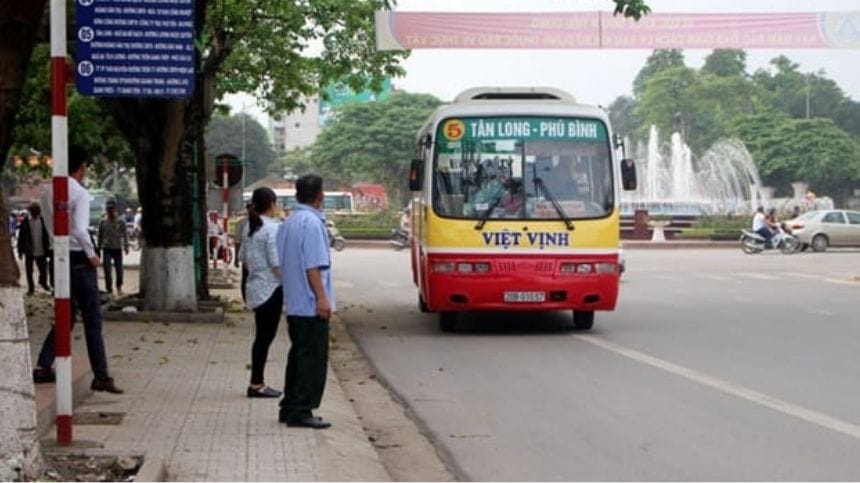 Tuyến buýt 05 Tân Long Phú Bình lưu thông trên đường