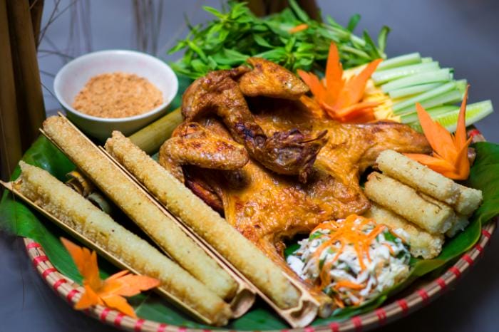 Hương vị Tây Nguyên gói gọn trong cơm lam gà nướng