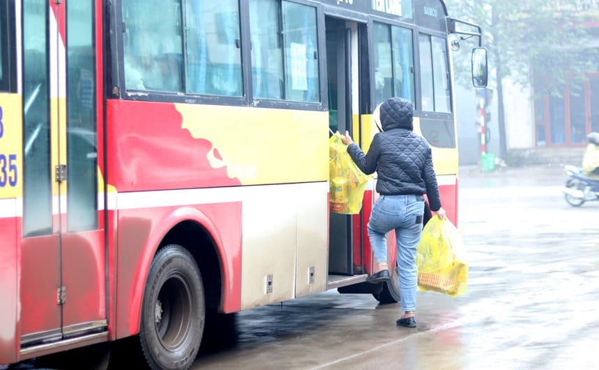 Người dân lựa chọn xe buýt 05 trong đi lại hằng ngày