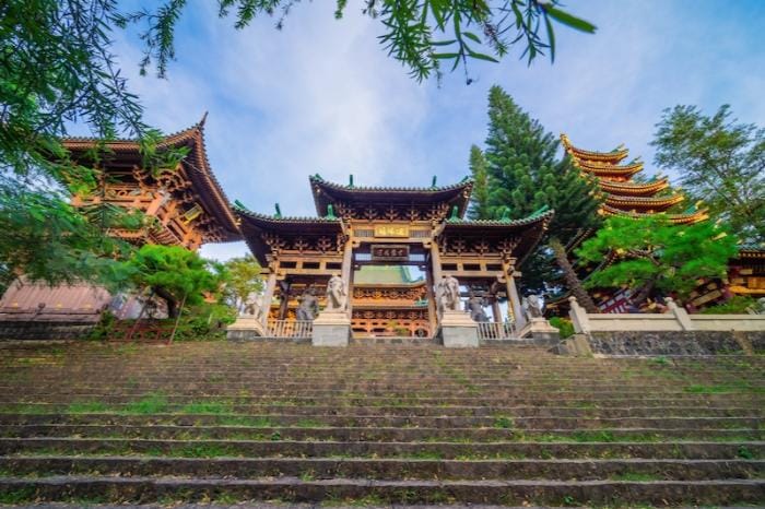 Cổng Tam Quan và khuôn viên chính