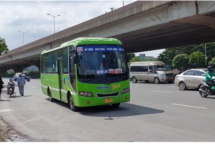 Hình ảnh tuyến bus 212 lưu thông trên đường