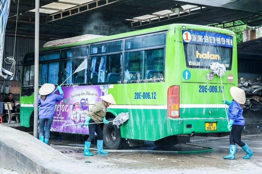 Xe buýt số 01 Thái Nguyên được lau dọn sạch sẽ