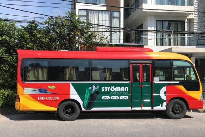 Người dân sử dụng xe bus số 08 Nam Định để di chuyển hàng ngày
