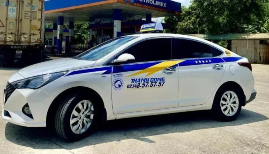Các tuyến xe taxi đang chở khách ở giờ cao điểm