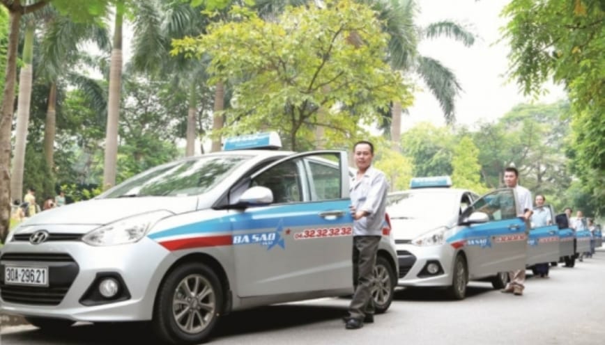 Dãy xe taxi hãng Ba Sao đang chờ đón khách
