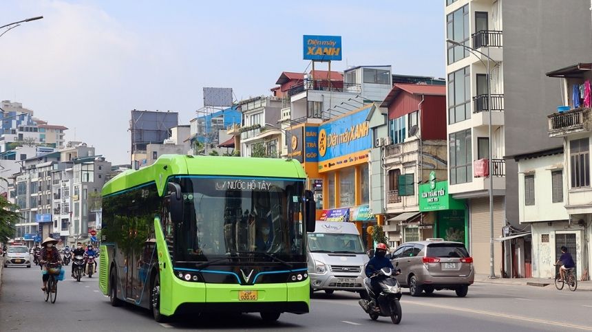 Di chuyển bằng xe bus điện giúp bảo vệ môi trường
