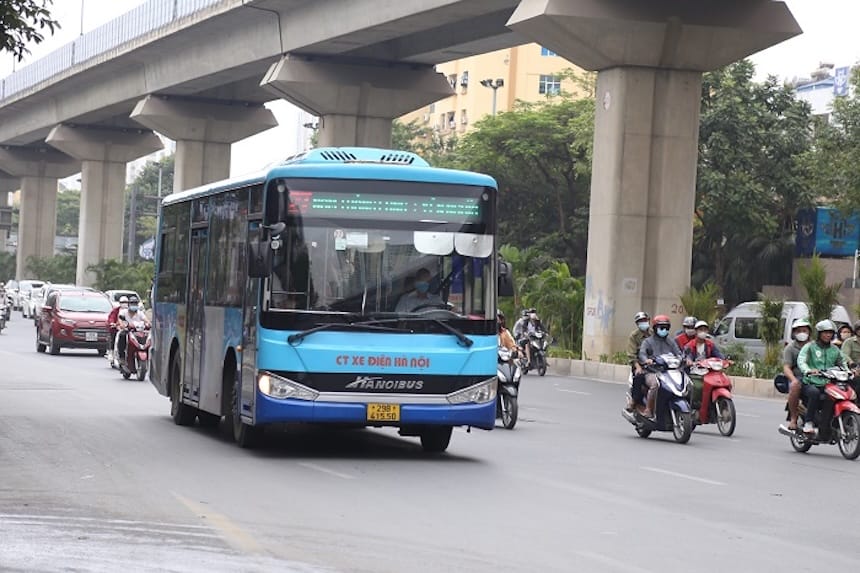 Di chuyển bằng xe bus góp phần giảm thiểu ô nhiễm môi trường