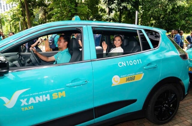 Dịch vụ taxi xanh và taxi truyền thống được so sánh với nhau