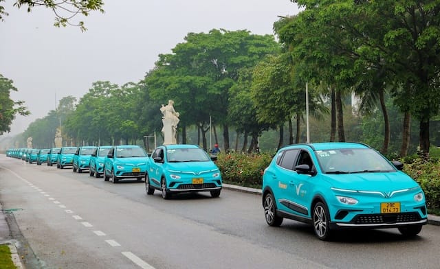 Gọi điện đến tổng đài để đặt xe nhanh chóng