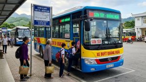 Hành khách chuẩn bị lên xe buýt tuyến Sơn Tây - Quảng Ngãi tại bến.