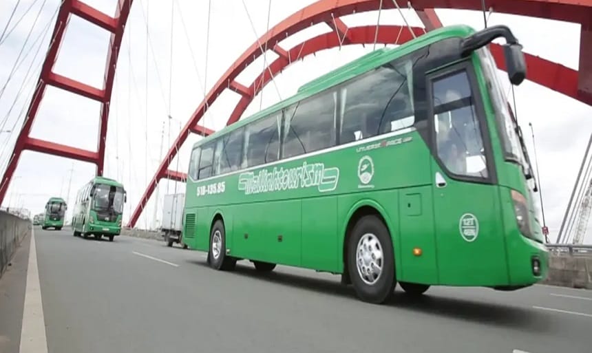 Hành khách lên xe buýt tại một điểm dừng trên đường Quang Trung, TP Quảng Ngãi