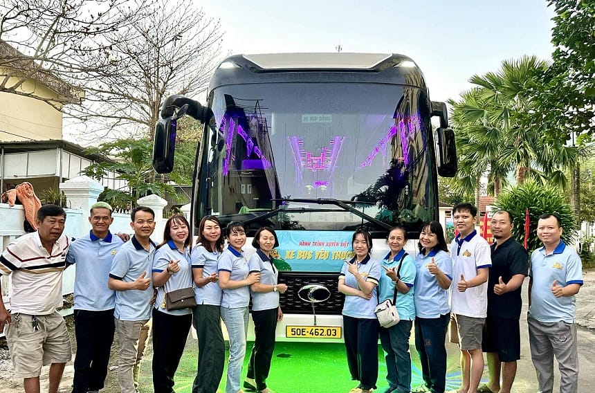 Hành khách mua vé và lên xe tại một điểm dừng trên đường Đinh Tiên Hoàng