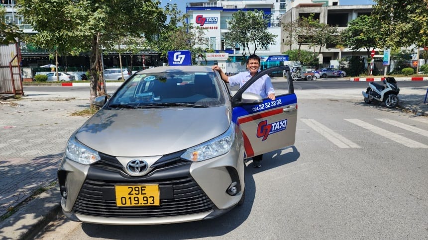 Hành khách sử dụng ứng dụng đặt xe Taxi G7 thuận tiện và minh bạch giá cước