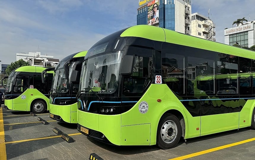 Hành trình xe buýt điện di chuyển qua nhiều điểm quan trọng của thành phố