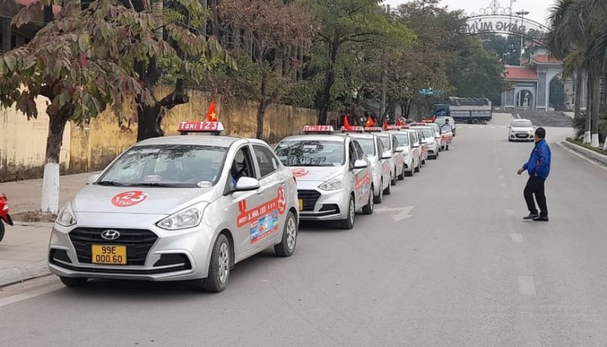 Hình ảnh dãy xe taxi Đông Anh