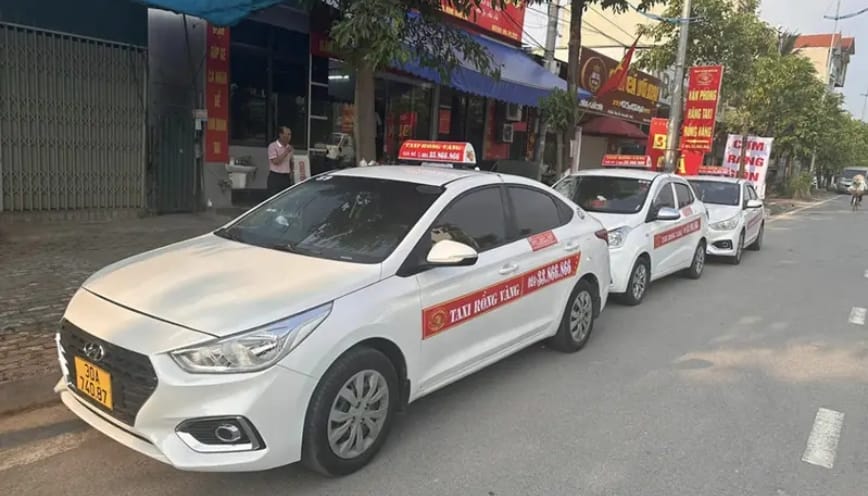 Hình ảnh dãy xe taxi thương hiệu Rồng Vàng