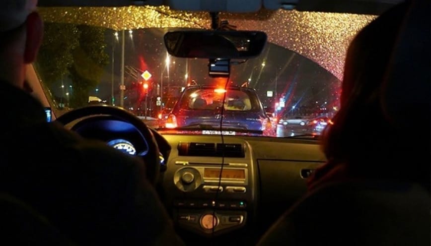 Hình ảnh xe taxi chở khách đêm muộn