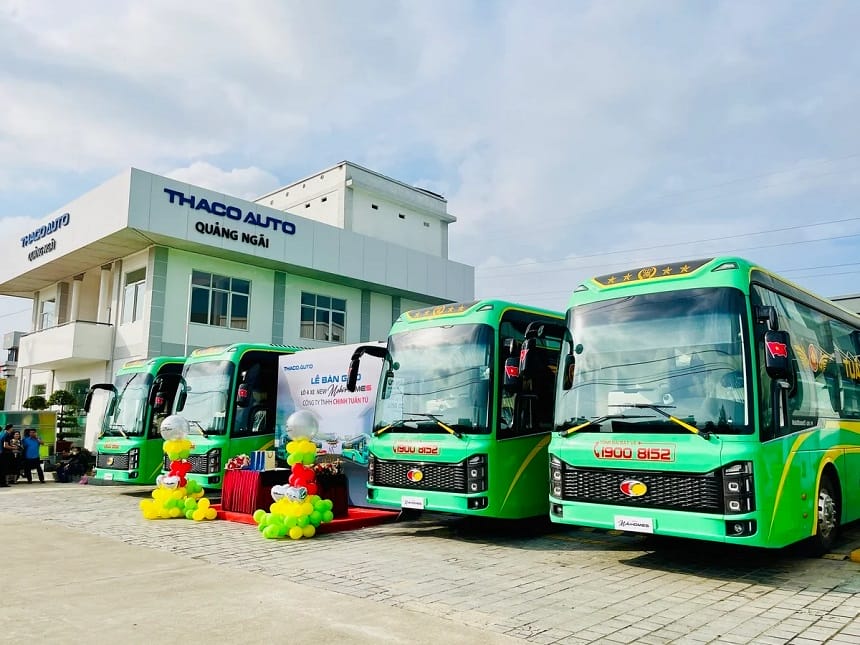Khách du lịch sử dụng xe buýt để di chuyển đến bãi biển Sa Huỳnh