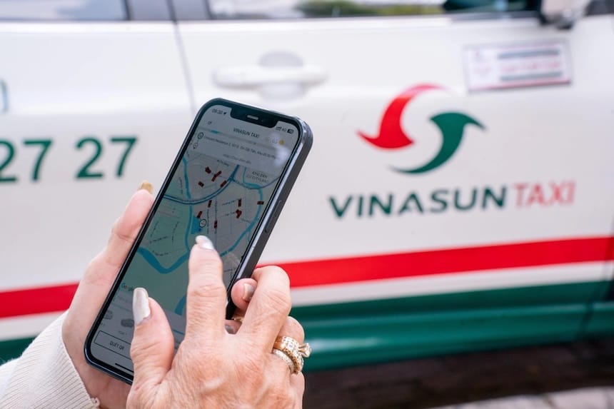 Khách hàng có thể dễ dàng đặt taxi Vinasun qua ứng dụng trên điện thoại