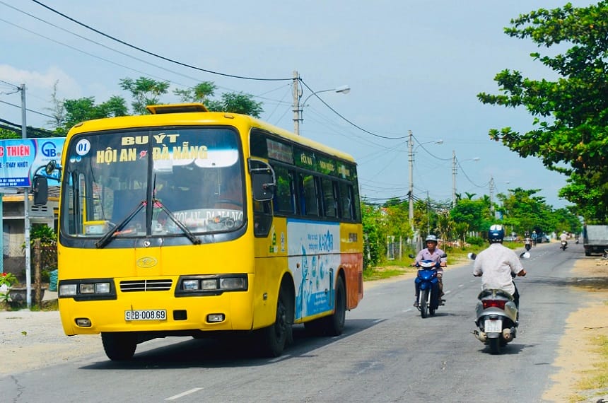 Không gian bên trong khoang hành khách rộng rãi, sạch sẽ của xe buýt Đà Nẵng Tam Kỳ