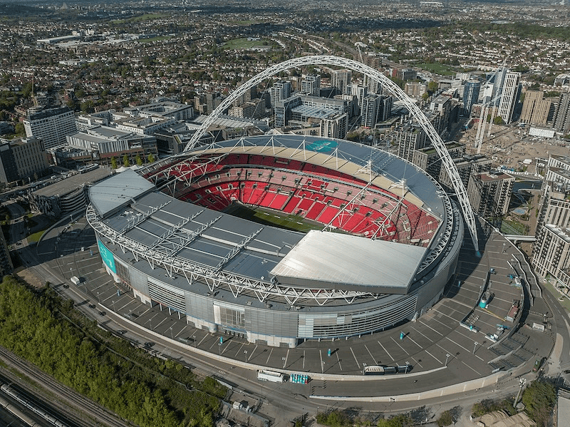 Sân Wembley – địa điểm truyền thống tổ chức trận Siêu cúp Anh và là một trong những sân vận động nổi tiếng nhất thế giới