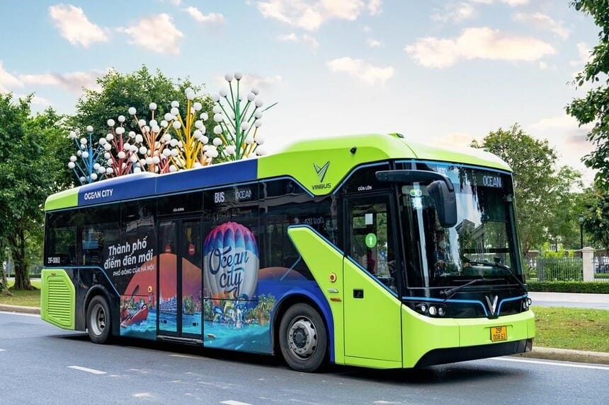 Tại Bến xe Giáp Bát, bạn bạn có thể dễ dàng tìm thấy các chuyến xe bus 21 hoặc VinBus E06.