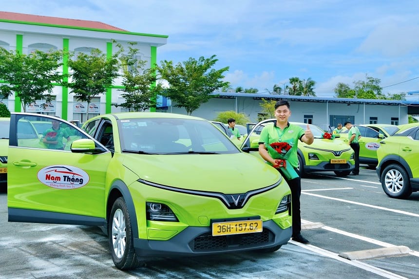 Tài xế Taxi Nam Thắng thân thiện, chuyên nghiệp đón khách tại sảnh sân bay