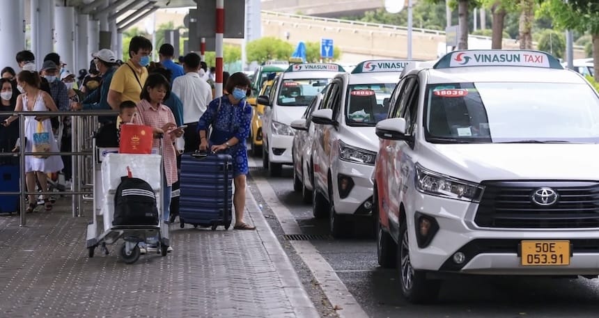 Taxi Vinasun luôn có mặt sẵn ở sân bay để đồng hành cùng quý khách hàng