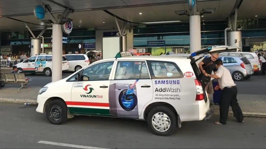 Taxi Vinasun đón khách tại sân bay