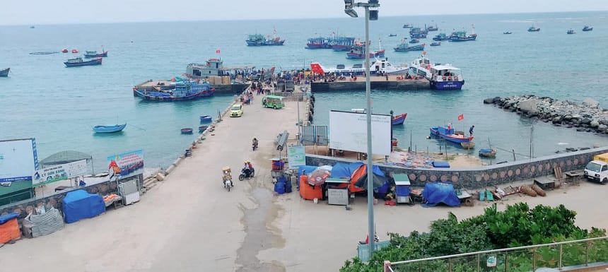 Tuyến bus giúp hành khách di chuyển ra bến cảng dễ dàng hơn