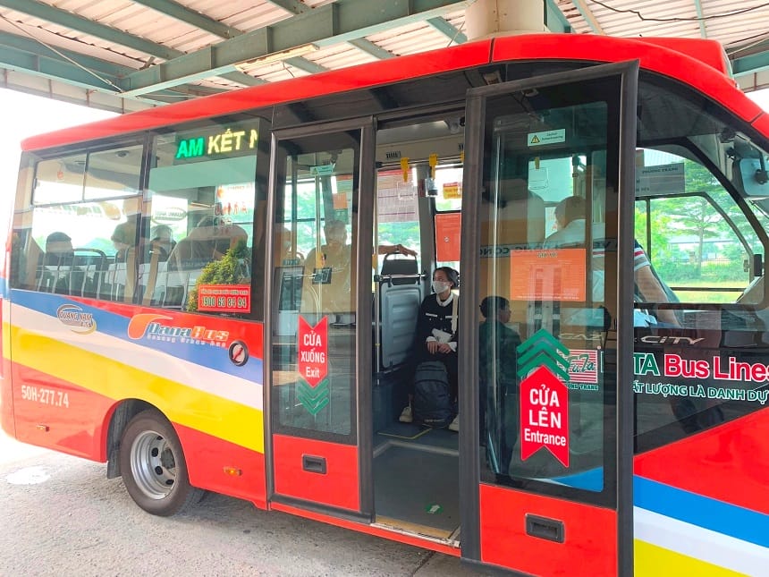 Xe bus Phương Trang dừng tại trạm