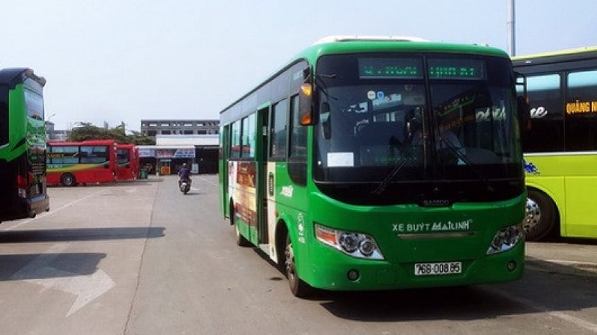 Xe buýt Quảng Ngãi Sơn Hà (Tuyến số 10) đang di chuyển trên lộ trình