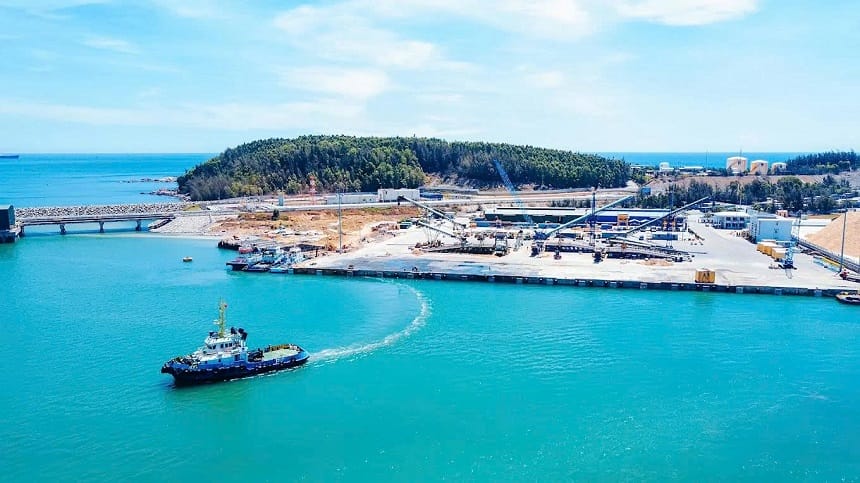 Xe buýt tuyến 03 Quảng Ngãi – Dung Quất chuẩn bị xuất phát tại bến