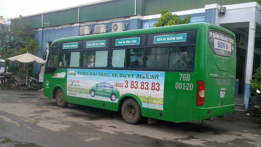 Xe buýt tuyến số 02 chuẩn bị xuất bến tại Bến xe Quảng Ngãi