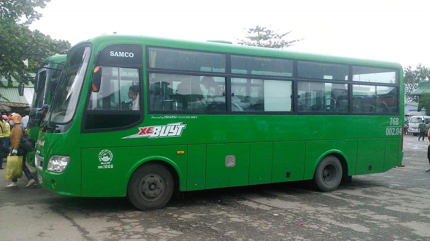 Xe buýt tuyến số 02 chuẩn bị xuất bến tại bến xe Quảng Ngãi