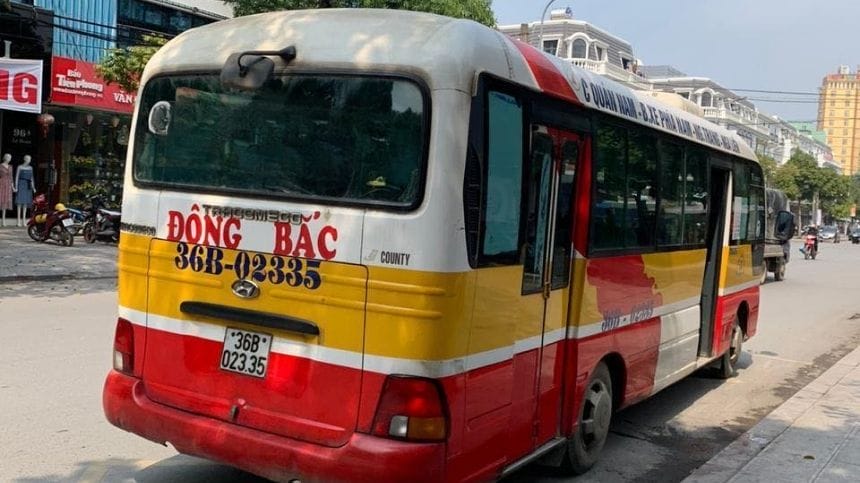 Xe chạy với tần suất dày đặc, phục vụ nhu cầu đi lại của người dân