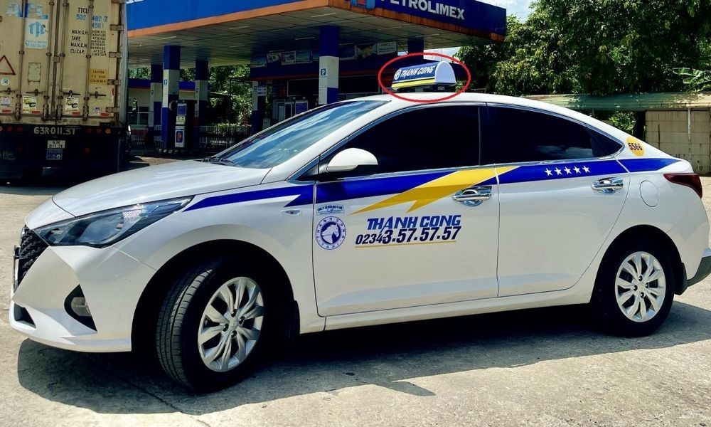 alt: Xe Thành Công Huế nổi bật với mào taxi