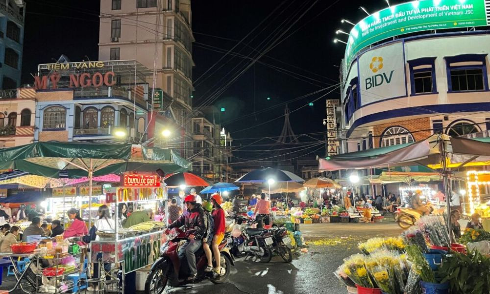 Ẩm thực đa dạng tại chợ đêm Pleiku Gia Lai