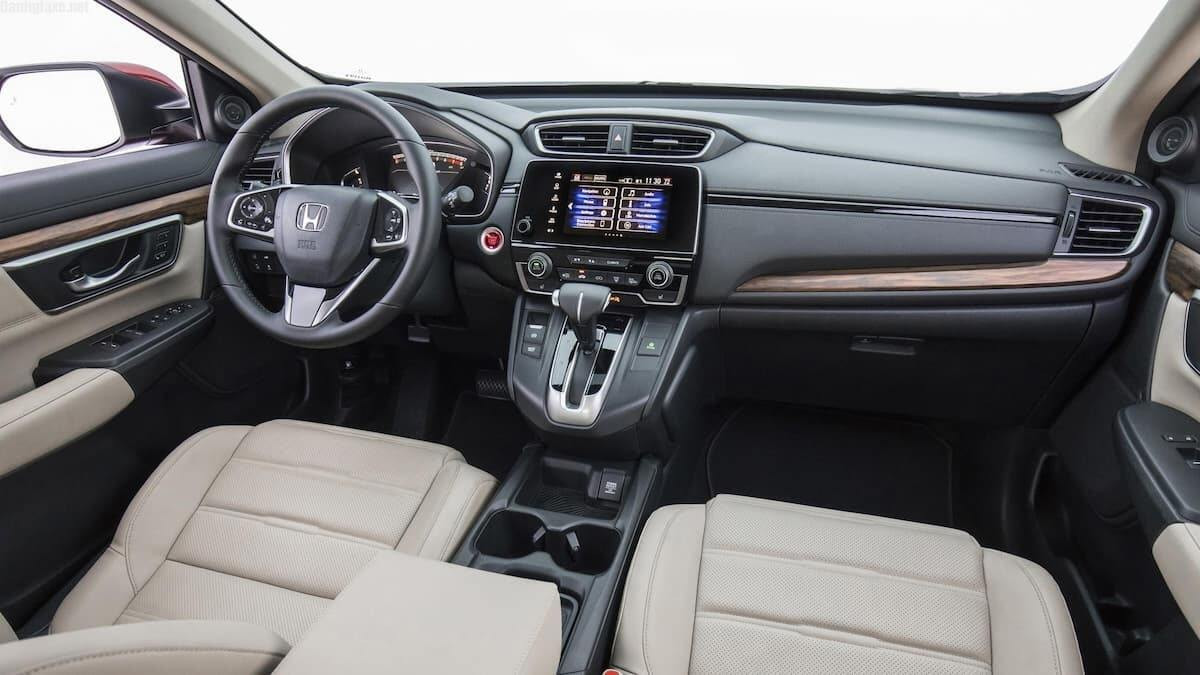 Ảnh chụp nội thất Honda CR-V 2019 tập trung vào khu vực bảng táp lô và màn hình