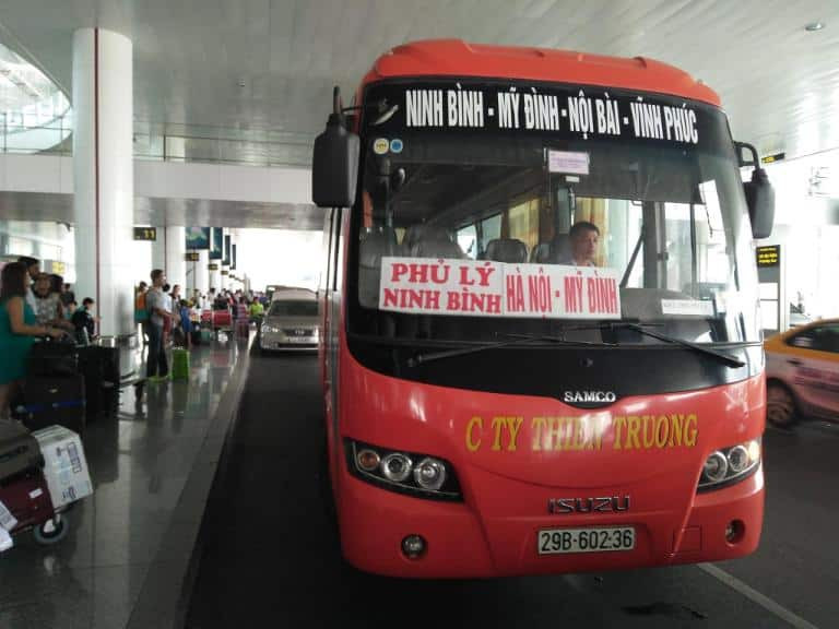 Ảnh minh họa về việc gọi điện thoại đặt vé xe khách