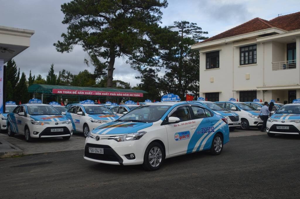 Ảnh minh họa việc gọi điện tổng đài đặt Taxi Cầu Ngang