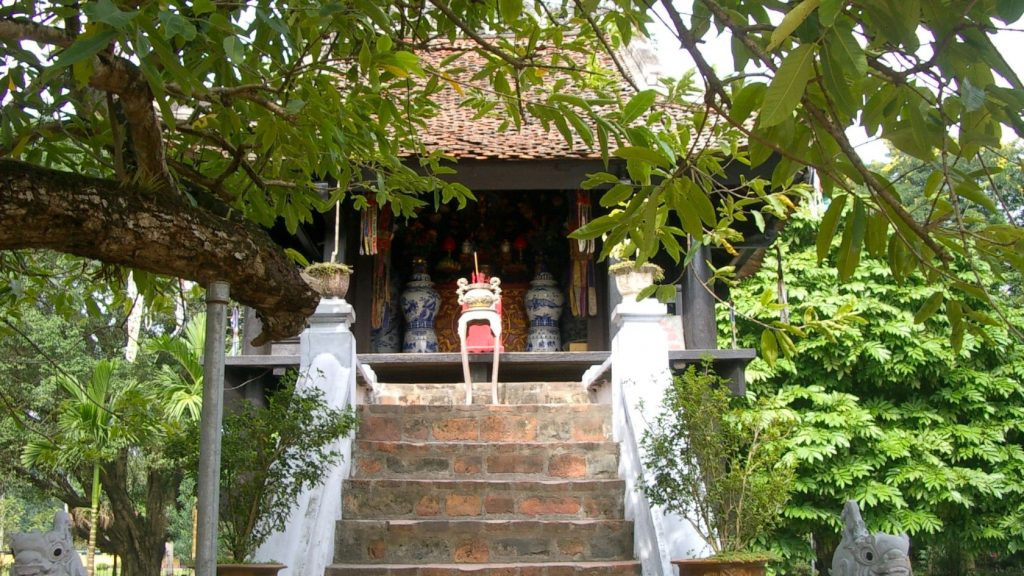 Bậc thang dẫn lên chính điện Chùa Một Cột Hà Nội