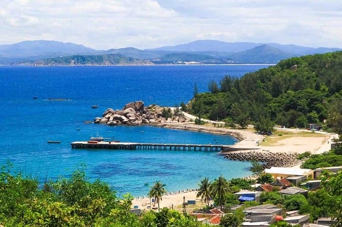 Vẻ đẹp của Bãi Dại với núi và cây xanh