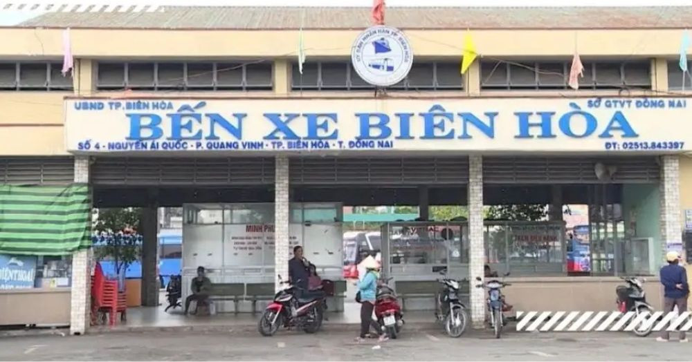 Bãi đỗ xe rộng rãi dành cho ô tô cá nhân tại bến xe Biên Hòa, thuận tiện cho người tự lái