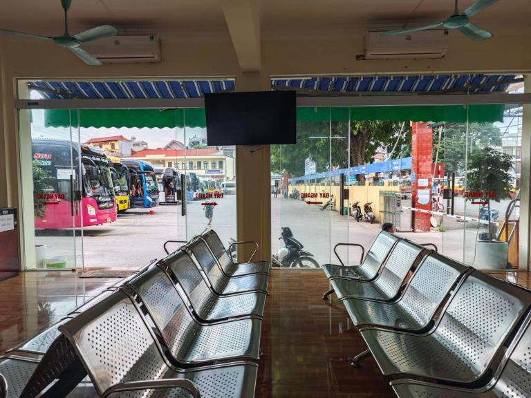 Bãi đỗ xe rộng rãi tại Bến xe Bắc Giang