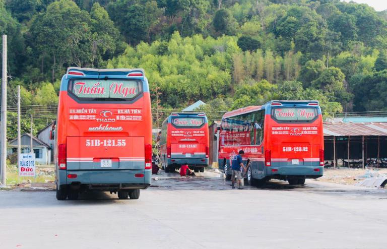 Bãi đỗ xe rộng rãi tại Bến xe Hà Tiên đảm bảo tiện lợi