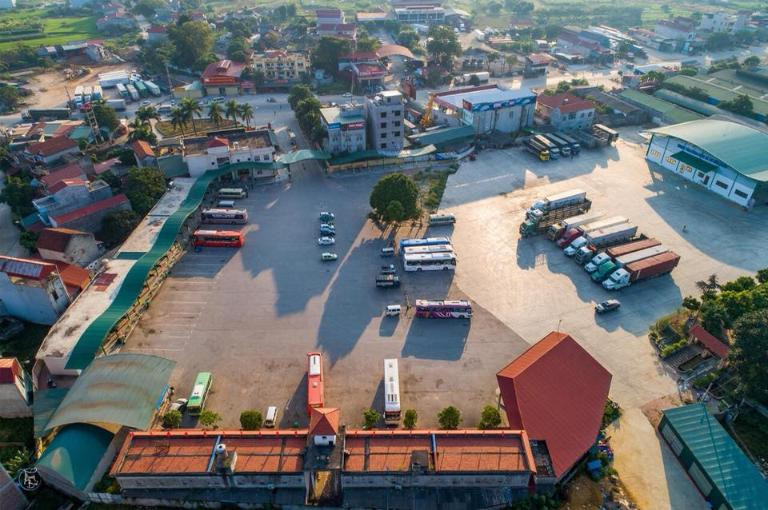 Bãi đỗ xe rộng rãi tại bến xe Lạng Sơn