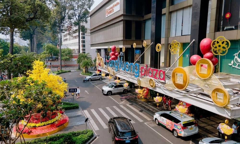 Bãi giữ xe rộng rãi tại Hùng Vương Plaza