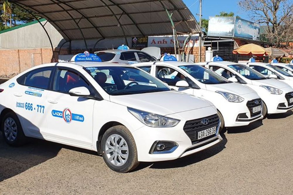 Bạn có thể đặt xe bằng cách truy cập website của hãng taxi Lado, hoặc gọi đến tổng đài taxi Nhơn Trạch.