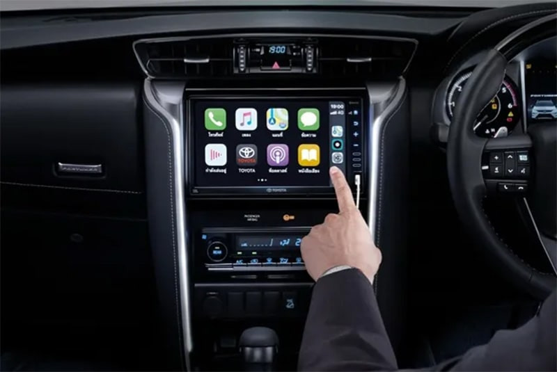 Bảng điều khiển trung tâm và các tiện ích bên trong Toyota Fortuner 2021.